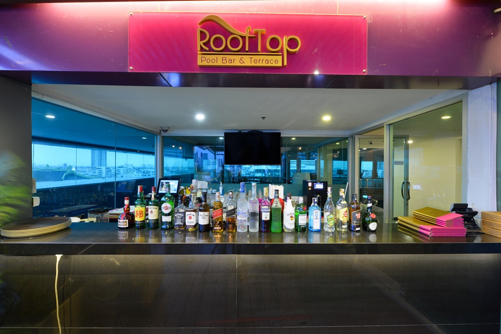 images/Dining/8 ROOFTOP POOL BAR/ROOFTOP BAR2.JPG